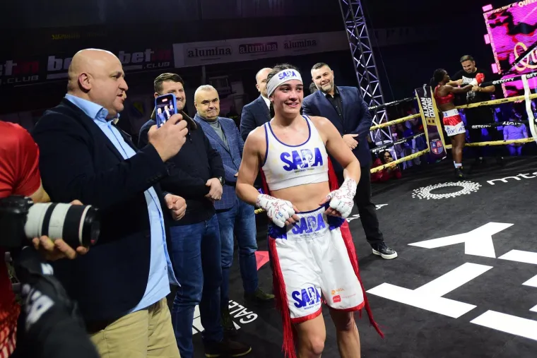 U Zvorniku održana revija ženskog boksa, pop bacio selfi sa zvijezdom večeri