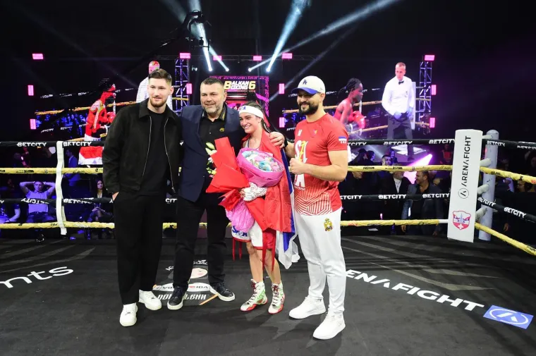 U Zvorniku održana revija ženskog boksa, pop bacio selfi sa zvijezdom večeri