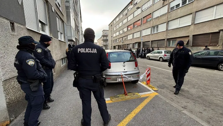 Ovako se prosvjedovalo uz Thompsonove pjesme ispred Toma&scaron;evićevog stana