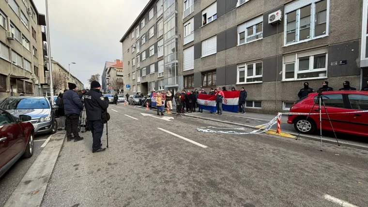 Ovako se prosvjedovalo uz Thompsonove pjesme ispred Toma&scaron;evićevog stana