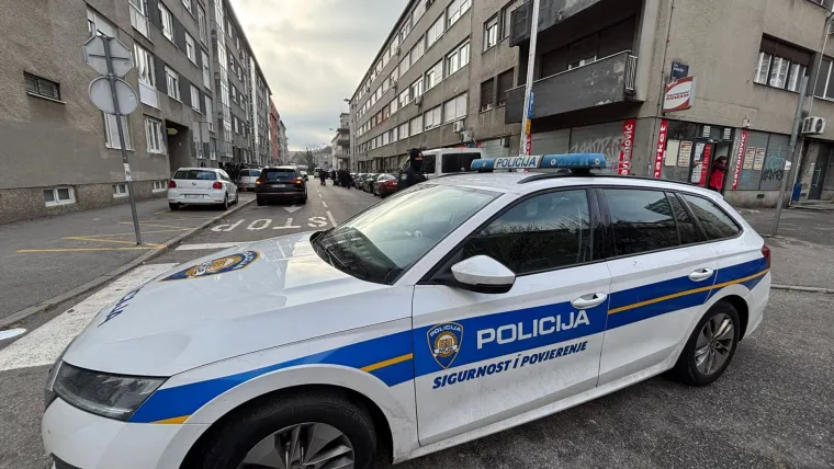 Ovako se prosvjedovalo uz Thompsonove pjesme ispred Toma&scaron;evićevog stana