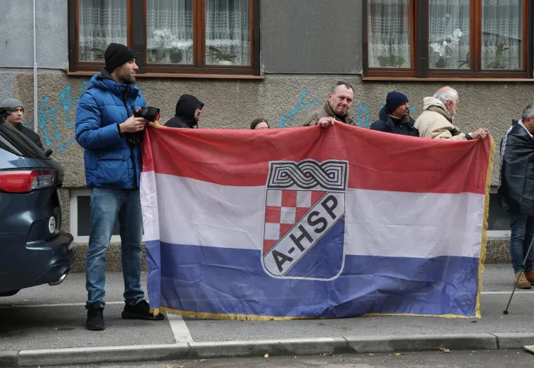 Ovako se prosvjedovalo uz Thompsonove pjesme ispred Toma&scaron;evićevog stana