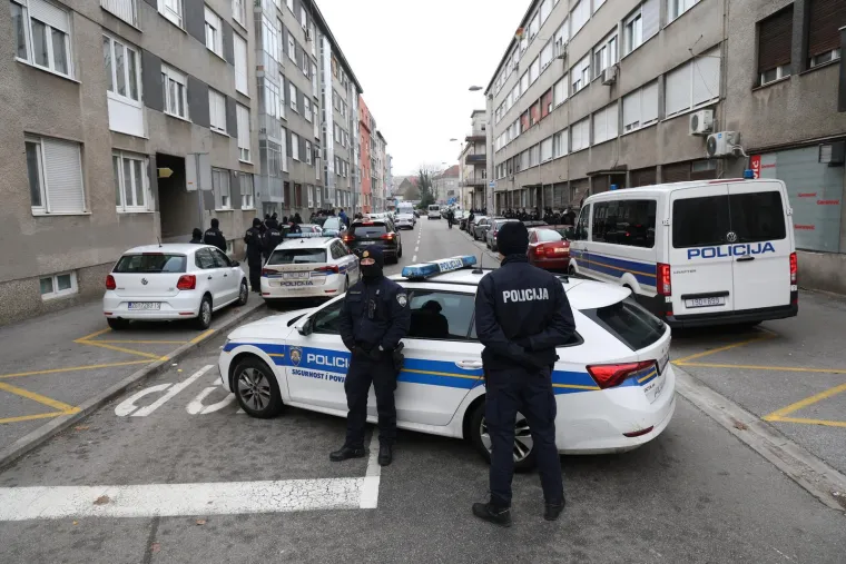 Ovako se prosvjedovalo uz Thompsonove pjesme ispred Toma&scaron;evićevog stana