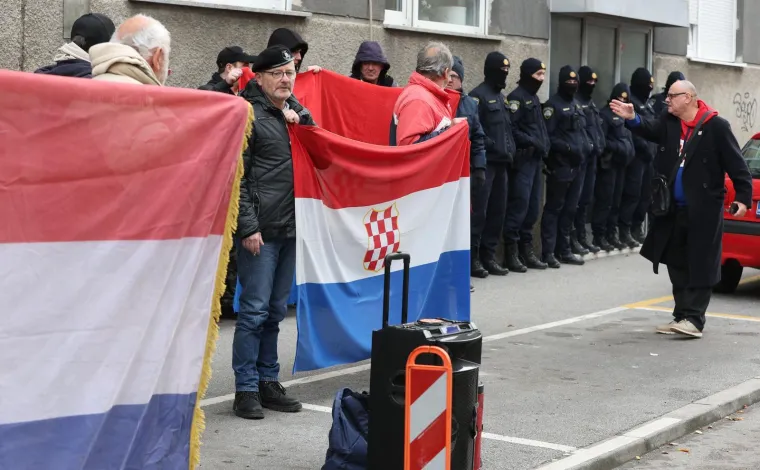 Ovako se prosvjedovalo uz Thompsonove pjesme ispred Toma&scaron;evićevog stana