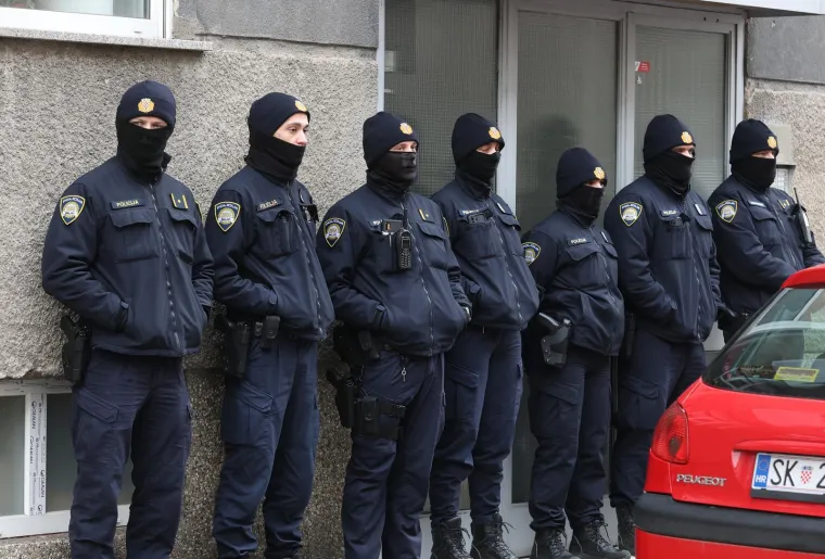 Ovako se prosvjedovalo uz Thompsonove pjesme ispred Toma&scaron;evićevog stana