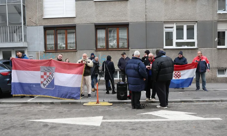 Ovako se prosvjedovalo uz Thompsonove pjesme ispred Toma&scaron;evićevog stana