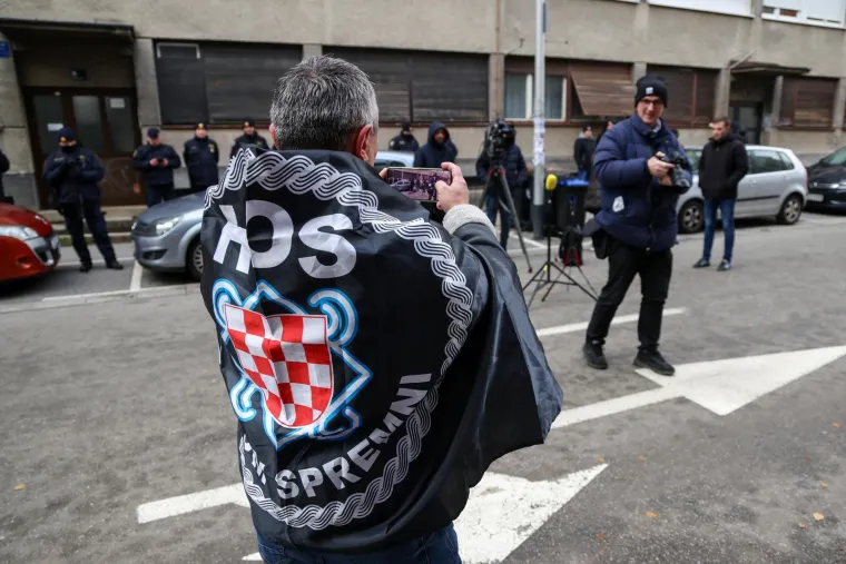 Ovako se prosvjedovalo uz Thompsonove pjesme ispred Toma&scaron;evićevog stana