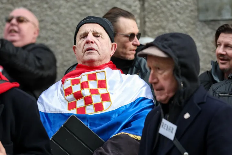 Ovako se prosvjedovalo uz Thompsonove pjesme ispred Toma&scaron;evićevog stana