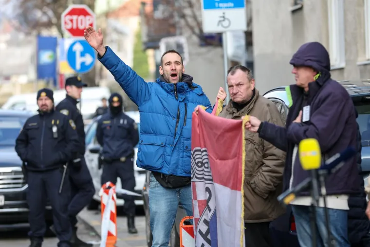 Ovako se prosvjedovalo uz Thompsonove pjesme ispred Toma&scaron;evićevog stana