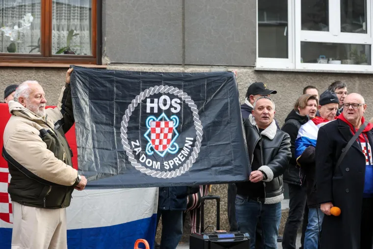 Ovako se prosvjedovalo uz Thompsonove pjesme ispred Toma&scaron;evićevog stana