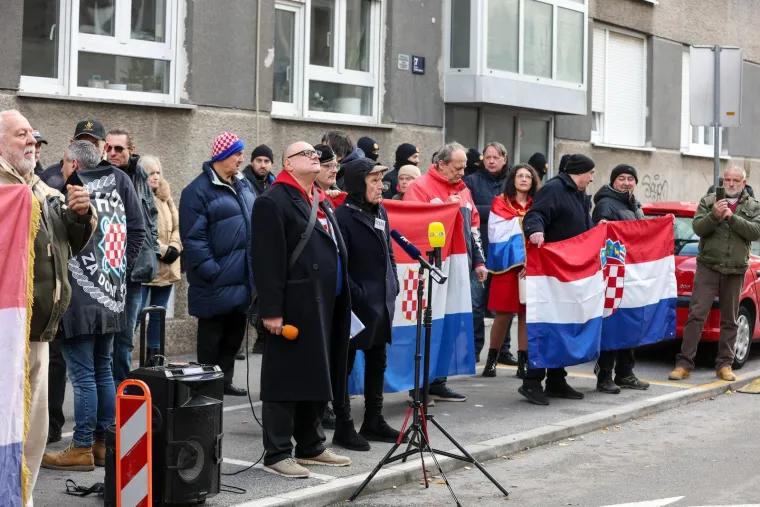 Ovako se prosvjedovalo uz Thompsonove pjesme ispred Toma&scaron;evićevog stana