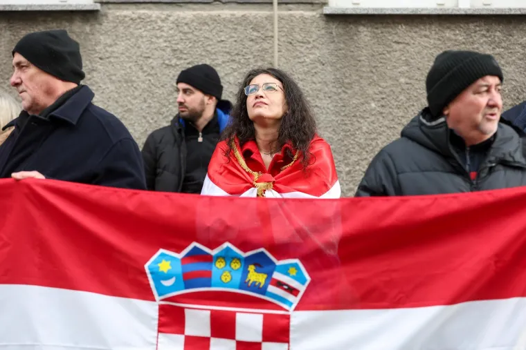 Ovako se prosvjedovalo uz Thompsonove pjesme ispred Toma&scaron;evićevog stana