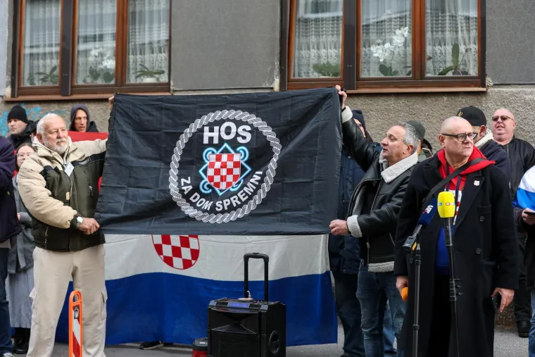 Ovako se prosvjedovalo uz Thompsonove pjesme ispred Toma&scaron;evićevog stana