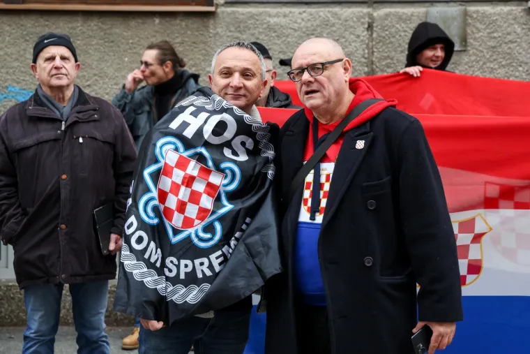 Ovako se prosvjedovalo uz Thompsonove pjesme ispred Toma&scaron;evićevog stana