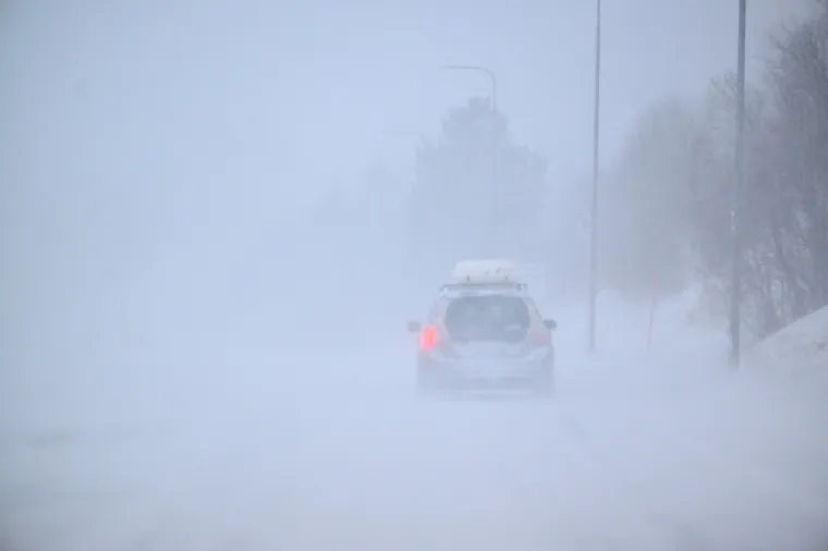 Zimska oluja paralizirala zemlju: Troje mrtvih, deseci tisuća bez struje, zastoji u prometu...