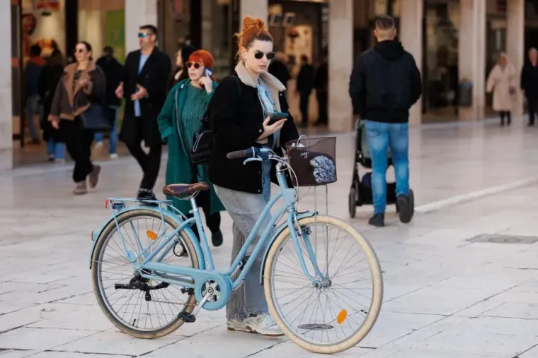 Zadranke kao da su se natjecale koja će obući kraću minicu! Pogledajte koja je 'pobijedila'