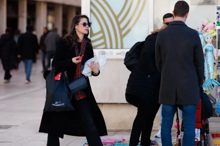 Zadranke kao da su se natjecale koja će obući kraću minicu! Pogledajte koja je 'pobijedila'