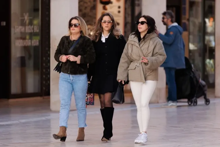 Zadranke kao da su se natjecale koja će obući kraću minicu! Pogledajte koja je 'pobijedila'