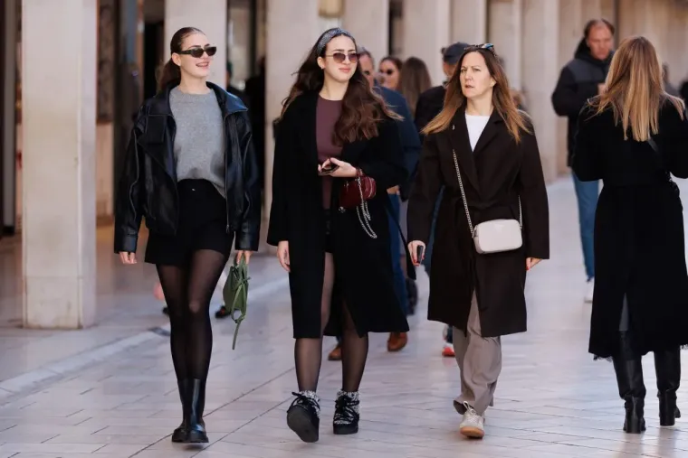 Zadranke kao da su se natjecale koja će obući kraću minicu! Pogledajte koja je 'pobijedila'