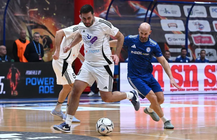 Nisu skidali pogled s njih! Atraktivne plesačice podigle temperaturu u dvorani