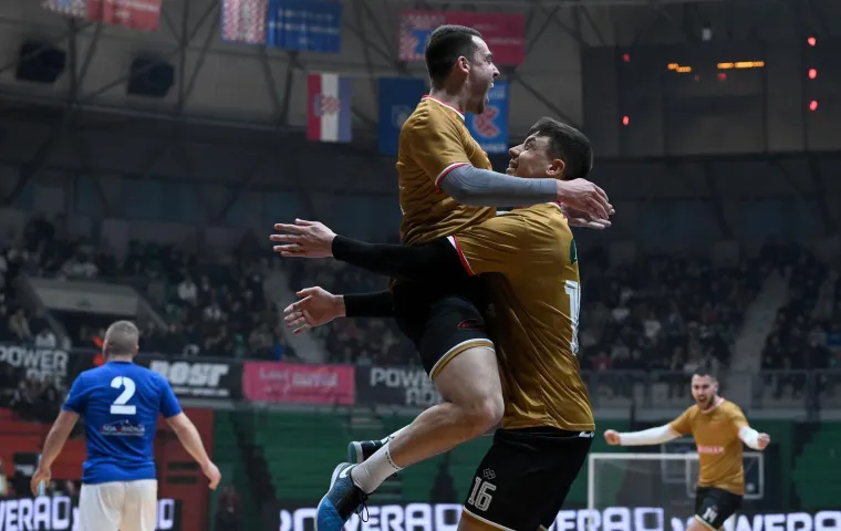 Nisu skidali pogled s njih! Atraktivne plesačice podigle temperaturu u dvorani