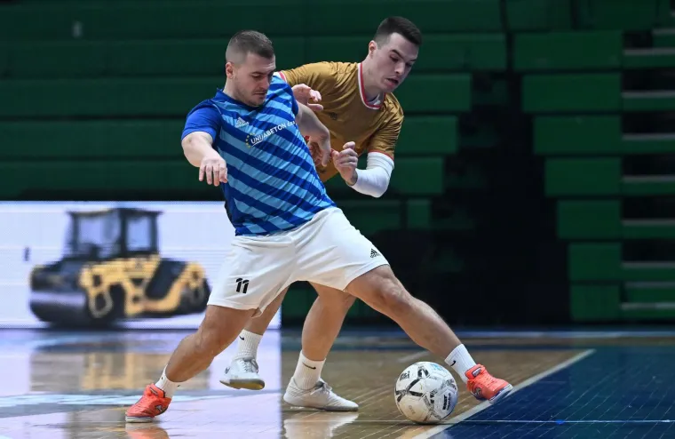 Nisu skidali pogled s njih! Atraktivne plesačice podigle temperaturu u dvorani