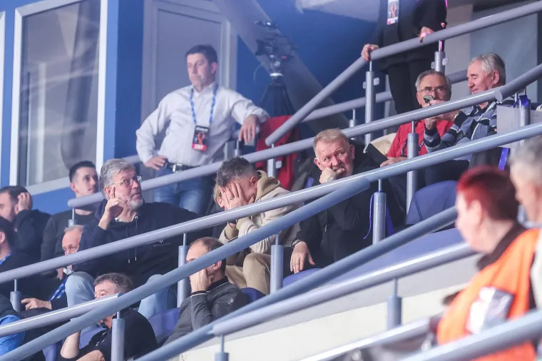 Nisu skidali pogled s njih! Atraktivne plesačice podigle temperaturu u dvorani