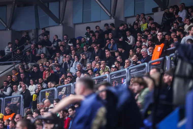 Nisu skidali pogled s njih! Atraktivne plesačice podigle temperaturu u dvorani