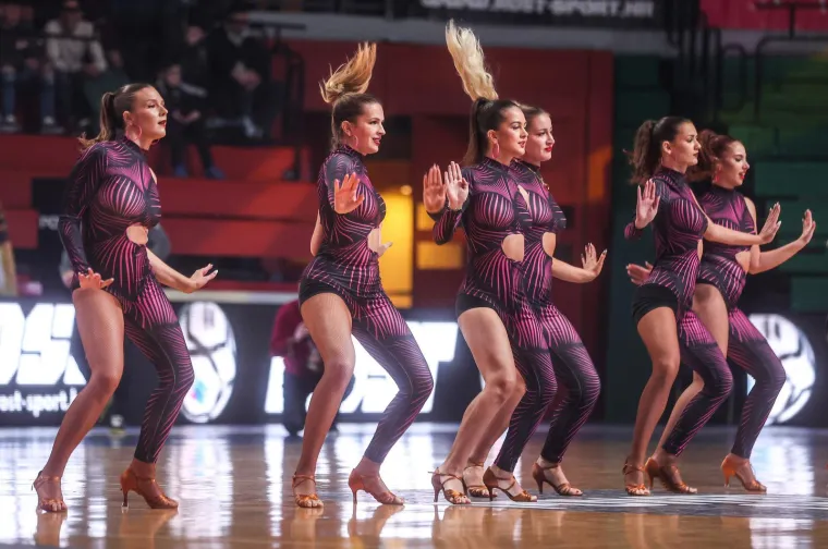 Nisu skidali pogled s njih! Atraktivne plesačice podigle temperaturu u dvorani