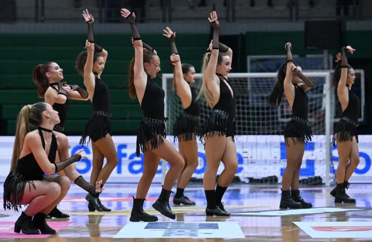 Nisu skidali pogled s njih! Atraktivne plesačice podigle temperaturu u dvorani