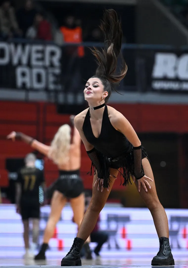 Nisu skidali pogled s njih! Atraktivne plesačice podigle temperaturu u dvorani