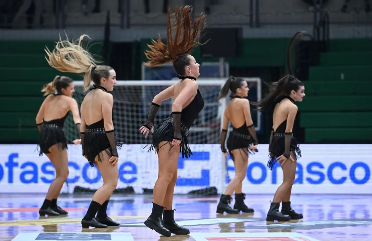 Nisu skidali pogled s njih! Atraktivne plesačice podigle temperaturu u dvorani