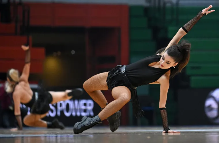 Nisu skidali pogled s njih! Atraktivne plesačice podigle temperaturu u dvorani