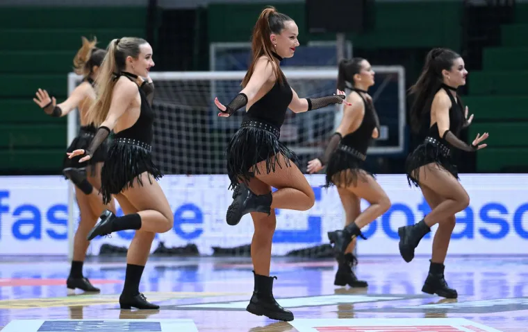 Nisu skidali pogled s njih! Atraktivne plesačice podigle temperaturu u dvorani