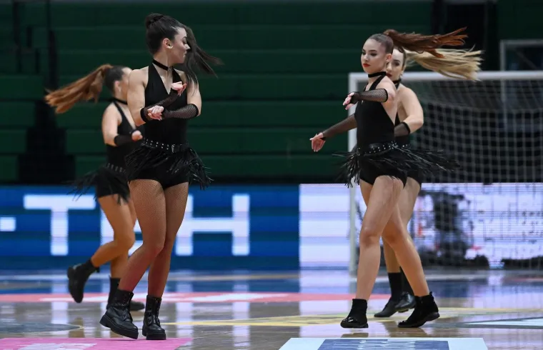 Nisu skidali pogled s njih! Atraktivne plesačice podigle temperaturu u dvorani