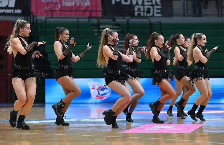 Nisu skidali pogled s njih! Atraktivne plesačice podigle temperaturu u dvorani