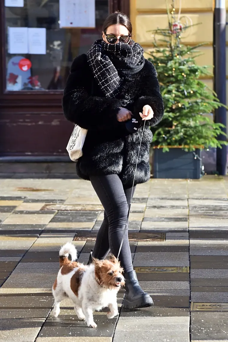 Crnka u bundi zaustavila Varaždin: Svi pogledi bili su uprti u njezine noge, a jasno je i za&scaron;to