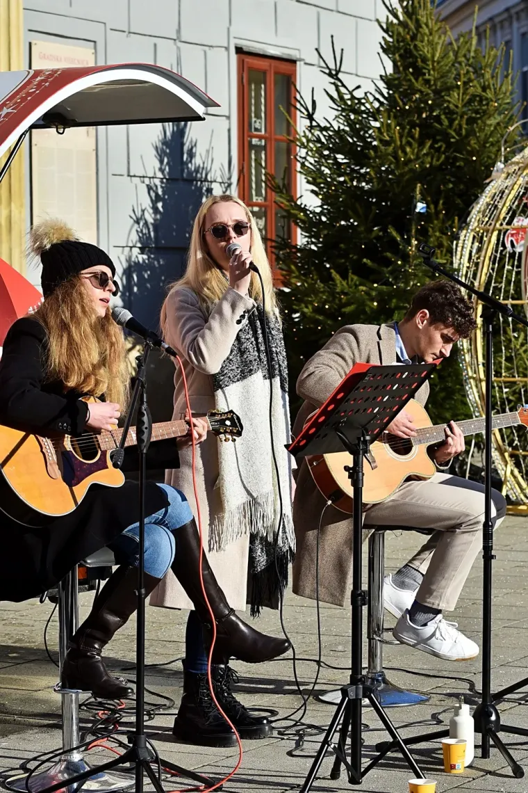 Crnka u bundi zaustavila Varaždin: Svi pogledi bili su uprti u njezine noge, a jasno je i za&scaron;to