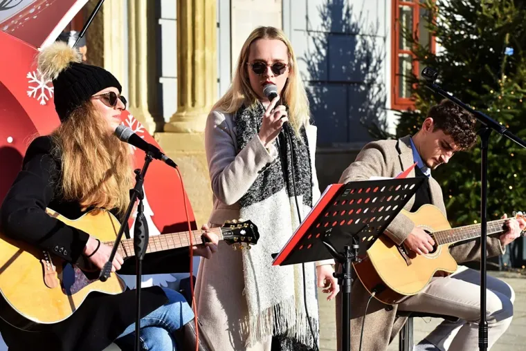 Crnka u bundi zaustavila Varaždin: Svi pogledi bili su uprti u njezine noge, a jasno je i za&scaron;to