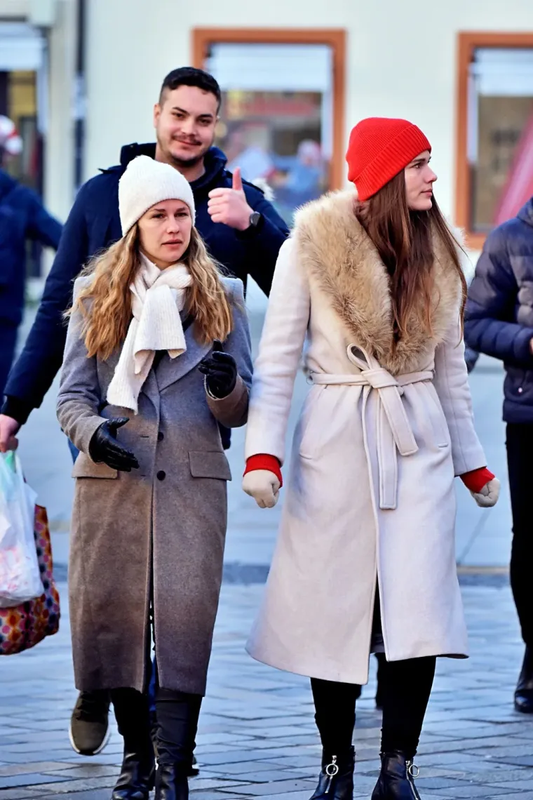 Crnka u bundi zaustavila Varaždin: Svi pogledi bili su uprti u njezine noge, a jasno je i za&scaron;to