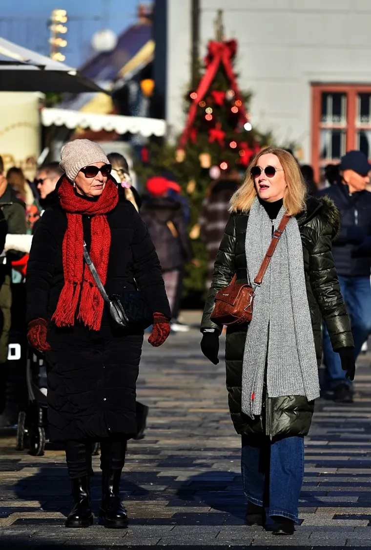 Crnka u bundi zaustavila Varaždin: Svi pogledi bili su uprti u njezine noge, a jasno je i za&scaron;to