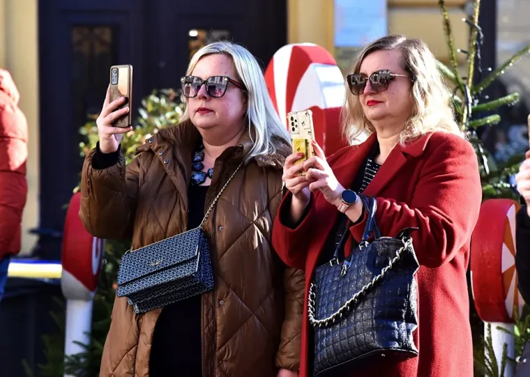 Crnka u bundi zaustavila Varaždin: Svi pogledi bili su uprti u njezine noge, a jasno je i za&scaron;to