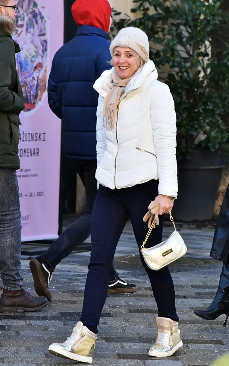 Crnka u bundi zaustavila Varaždin: Svi pogledi bili su uprti u njezine noge, a jasno je i za&scaron;to