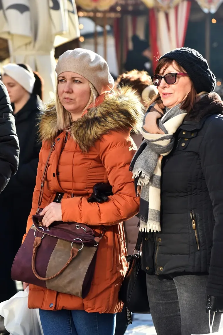 Crnka u bundi zaustavila Varaždin: Svi pogledi bili su uprti u njezine noge, a jasno je i za&scaron;to