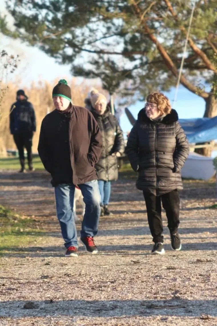 &Scaron;etnja uz jezero u zimskom ruhu: Međimurka u sivom kaputu s bordo torbom ukrala pažnju