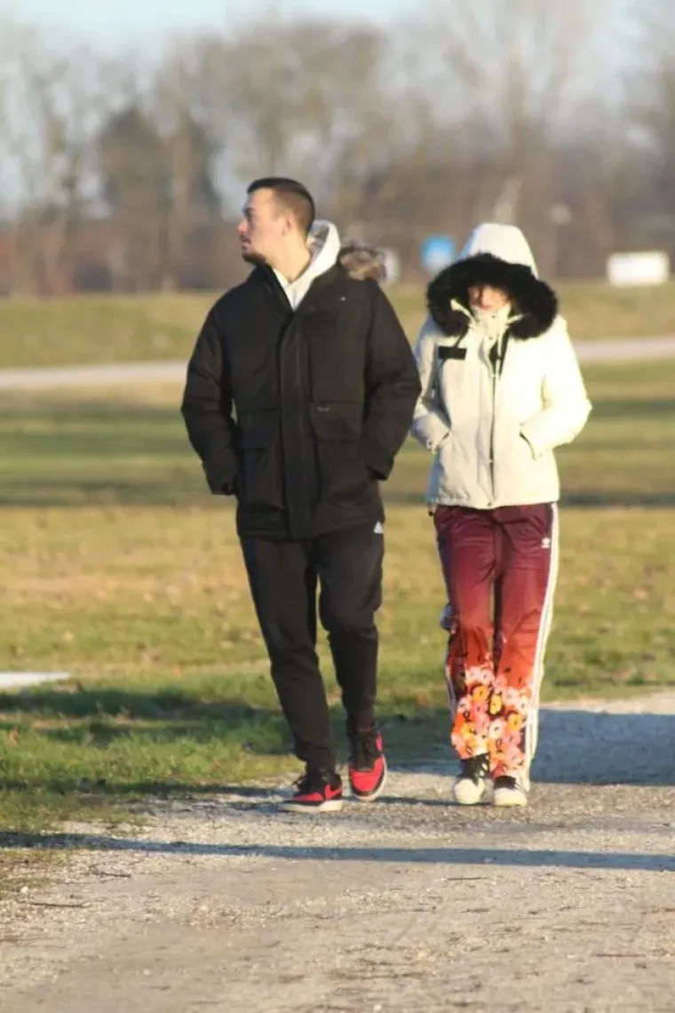 &Scaron;etnja uz jezero u zimskom ruhu: Međimurka u sivom kaputu s bordo torbom ukrala pažnju