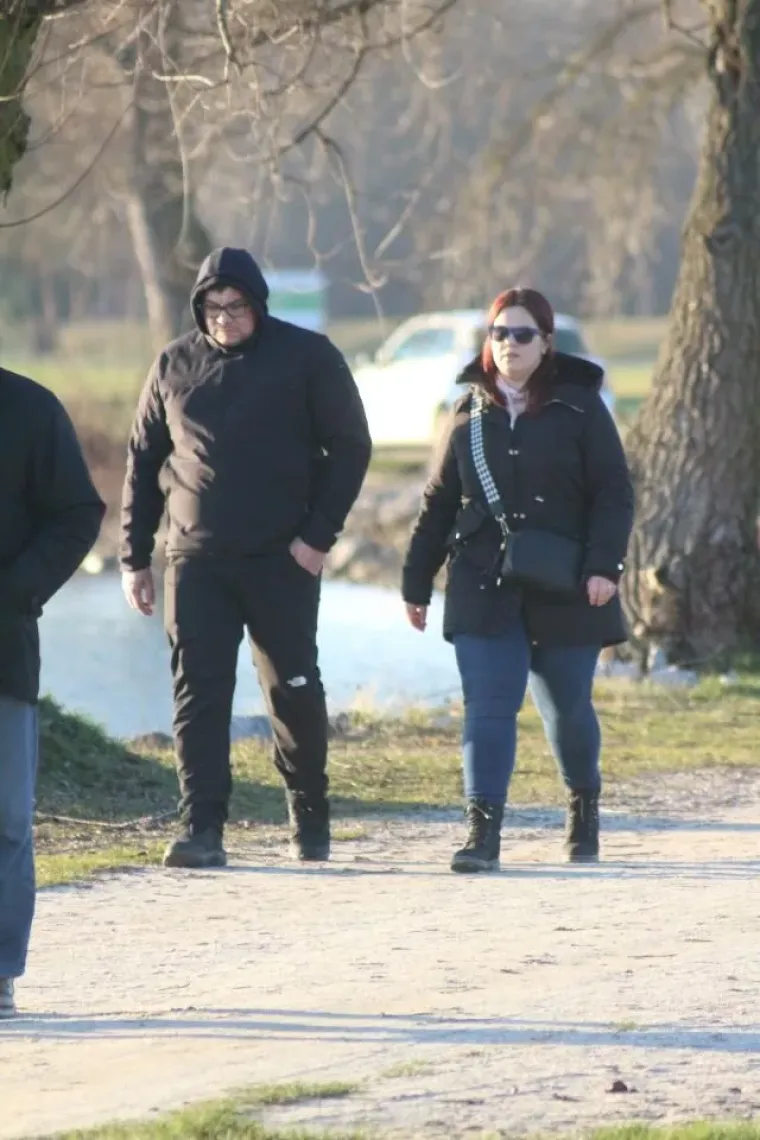 &Scaron;etnja uz jezero u zimskom ruhu: Međimurka u sivom kaputu s bordo torbom ukrala pažnju