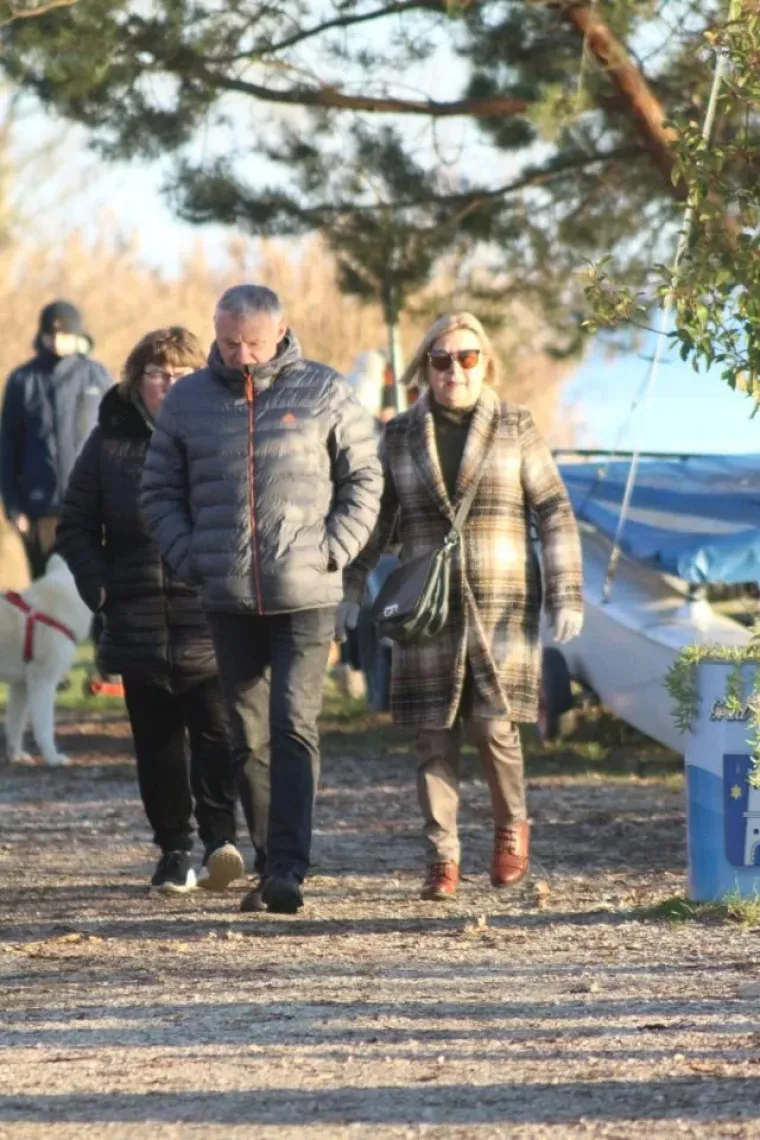 &Scaron;etnja uz jezero u zimskom ruhu: Međimurka u sivom kaputu s bordo torbom ukrala pažnju
