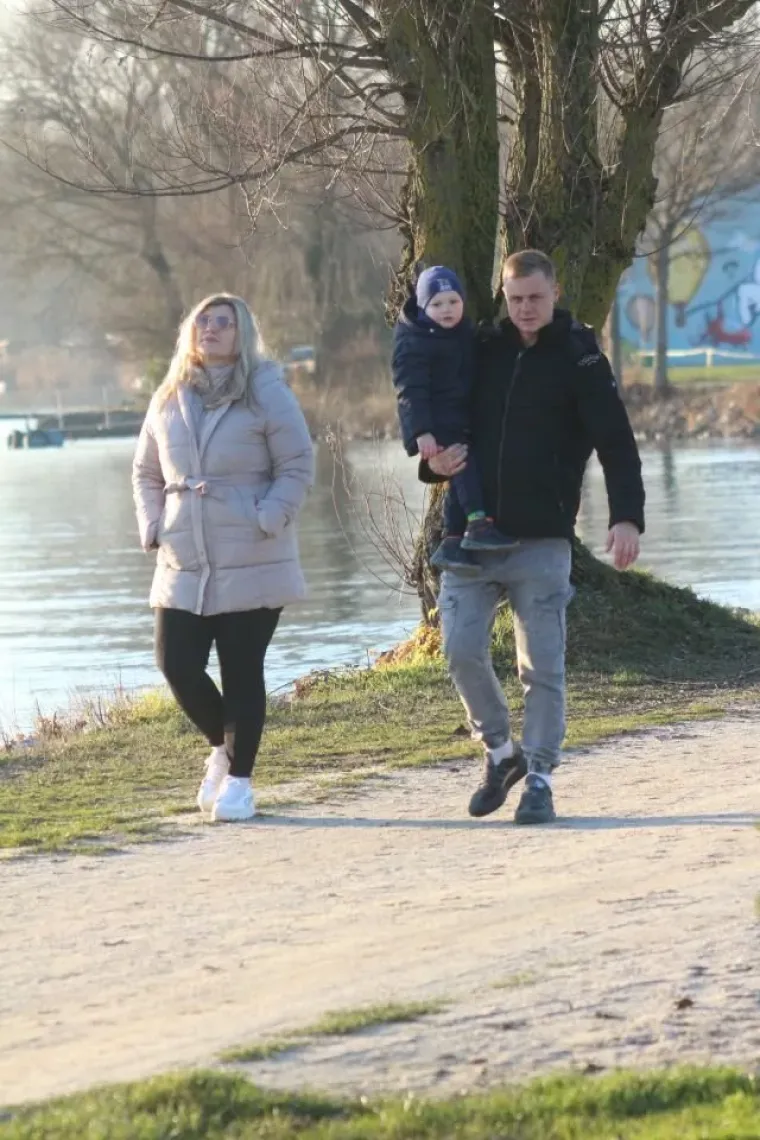 &Scaron;etnja uz jezero u zimskom ruhu: Međimurka u sivom kaputu s bordo torbom ukrala pažnju