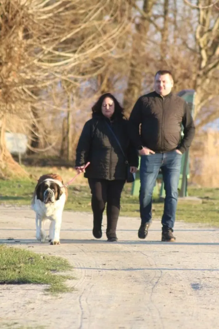 &Scaron;etnja uz jezero u zimskom ruhu: Međimurka u sivom kaputu s bordo torbom ukrala pažnju